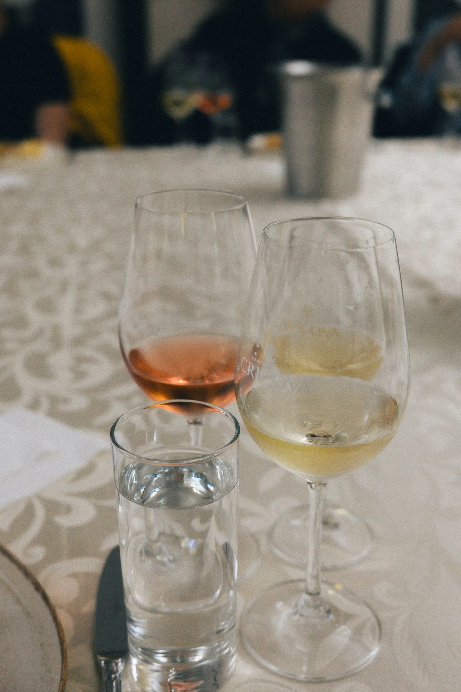 Des verres de vin et d’eau sur une table de dégustation.