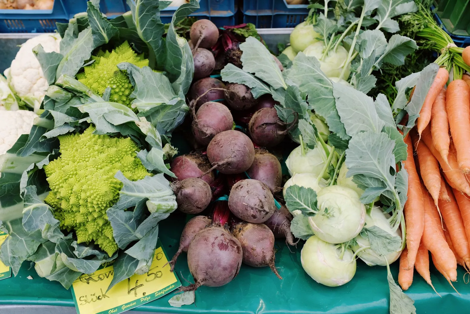 Des légumes colorés sur un étal de marché.