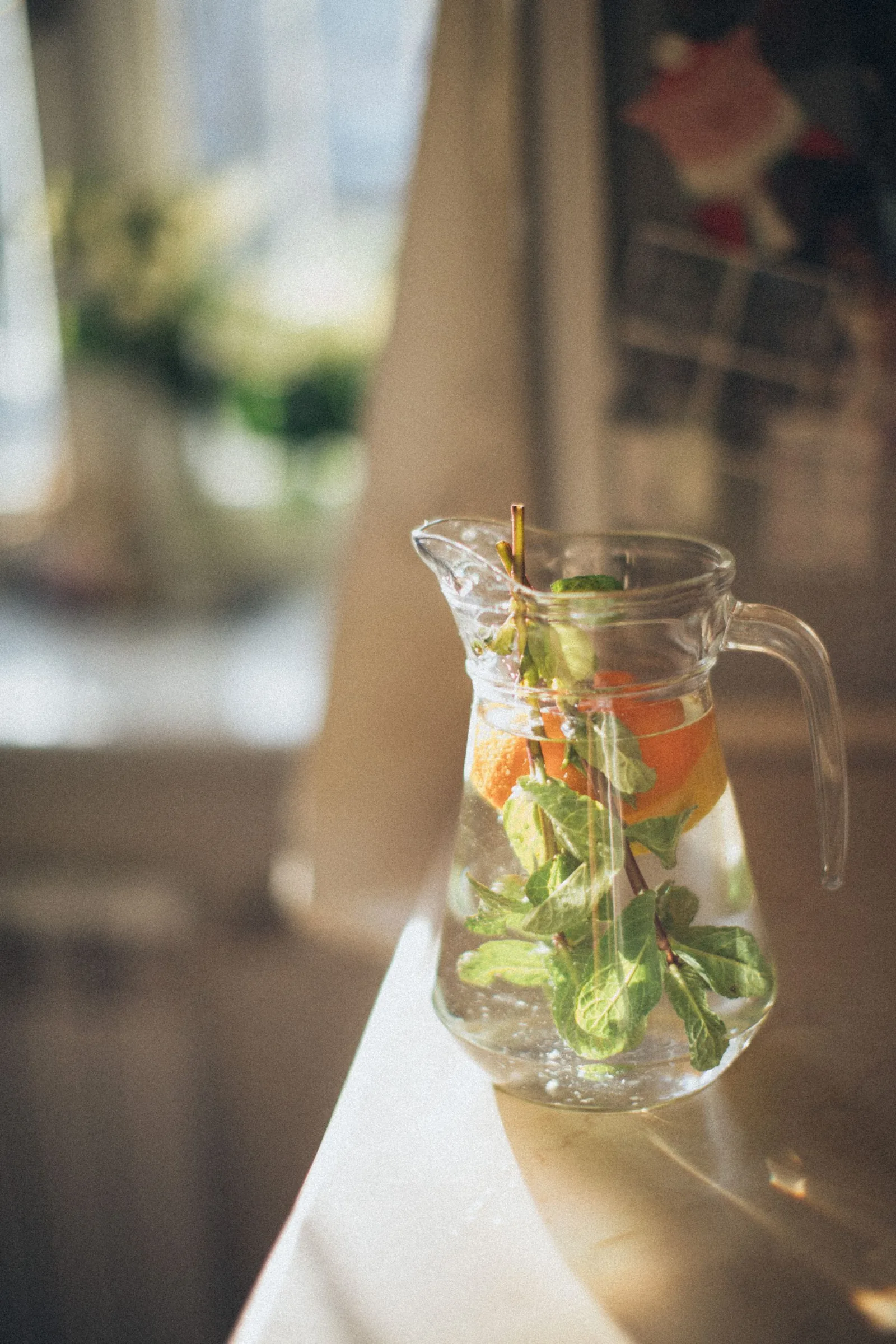 Une carafe d’eau avec du citron et de la menthe.