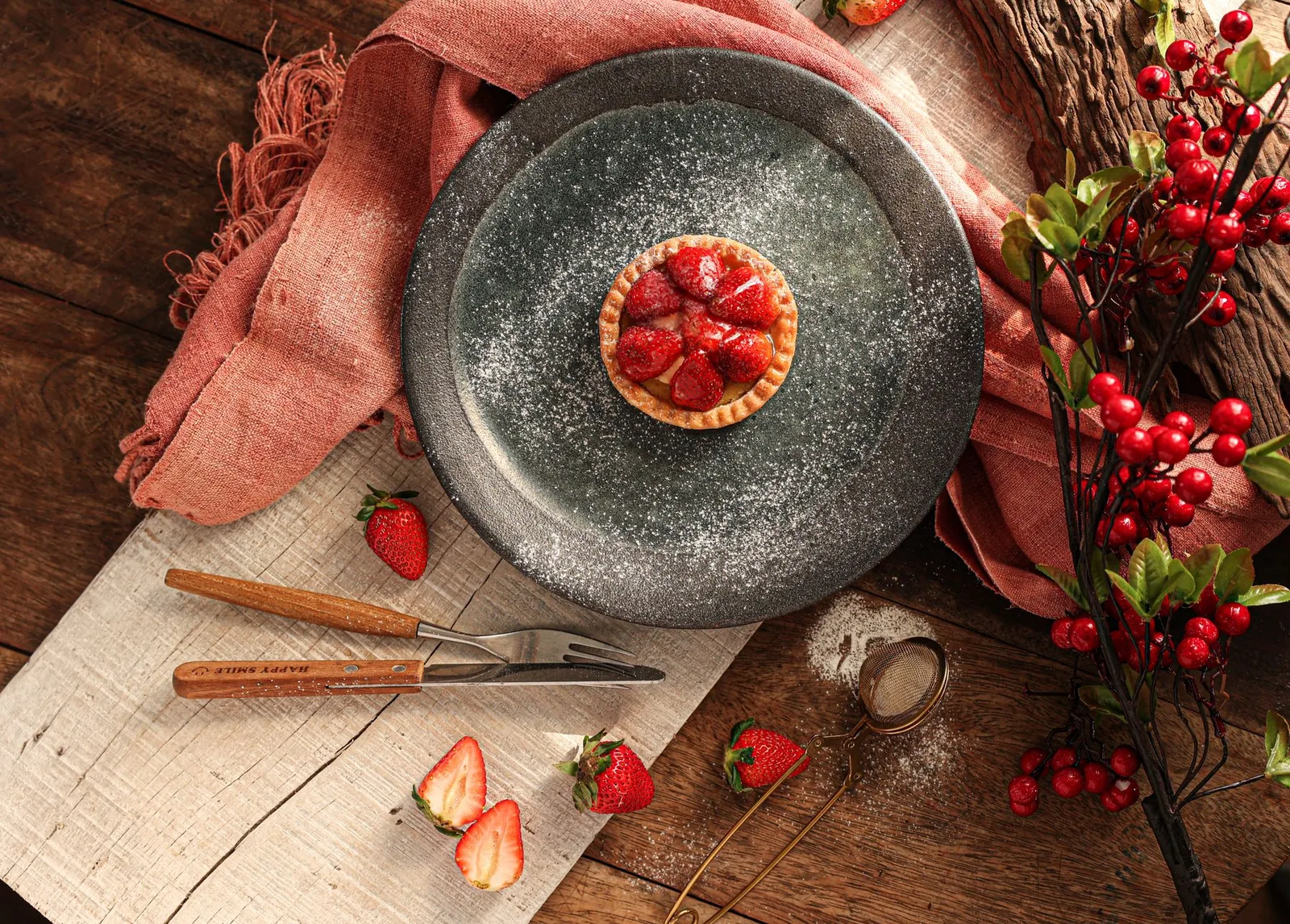 Une tarte aux fraises saupoudrée de sucre sur une table.