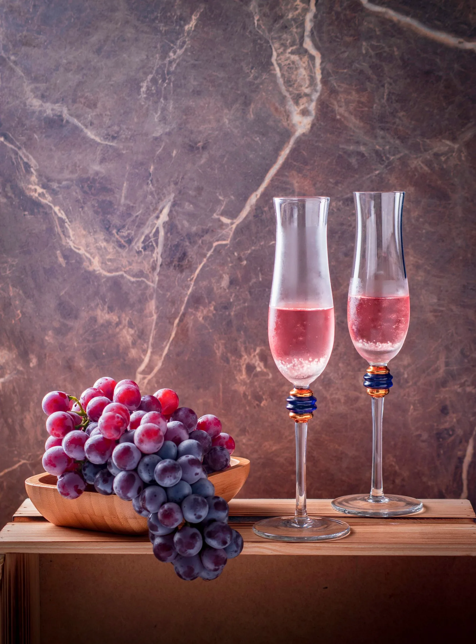 Deux verres de vin à côté de raisin.